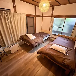 温泉街の入り口にあるゲストハウス Slow House 湯河原町